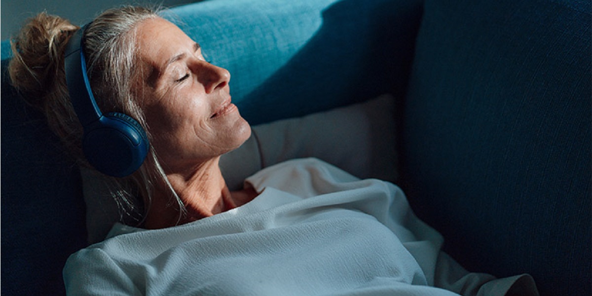 A women relaxing listening to headphones